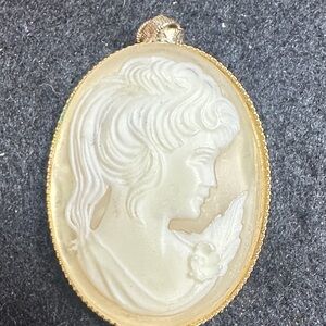 259- Classic Cameo Pendant Necklace in Cream and Gold 2” no chain